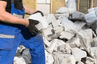 Operarios ejecutando una demolición manual de Derribos Hijedo en Burgos