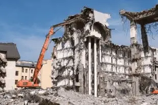 Excavadora realizando una demolición mecánica de Derribos Hijedo en Burgos